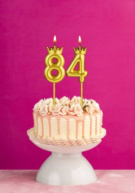 84 numaralı mumlu pembe doğum günü pastası.
