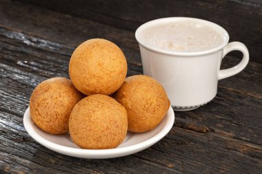 Bir fincan sıcak çikolata ve Kolombiya Bunuelosu.