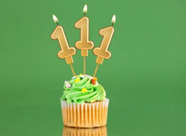 111 numara doğum günü mumu - Yeşil arka planda kek