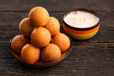 Kızarmış peynirli sandviç ve yanında sıcak çikolata, tipik Kolombiya mutfağı.