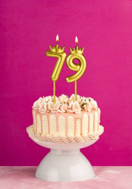 79 numaralı doğum günü mumu - Damlayan kremalı pembe kutlama pastası