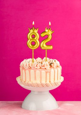 82 numaralı mumlu pembe doğum günü pastası.