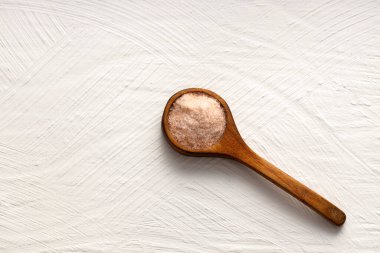 Himalaya pembe tuzu - kaşıkta ince kristaller