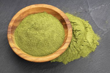 Yeşil ve doğal bir sabah tozu bir kasede - Moringa oleifera