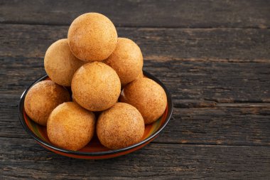 Tahta bir tabakta kızarmış peynirli börek Kolombiya yemeği.