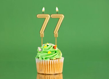 77 numaralı doğum günü mumu - Yeşil arka planda kek