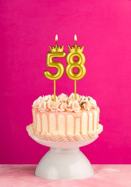 58 numaralı mumlu pembe doğum günü pastası.