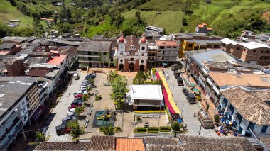 Granada, Antioquia, Kolombiya. 28 Haziran 2025. Filial Kilisesi 'nin panoramik insansız hava aracı görüntüsü, bir Katolik kilisesi..