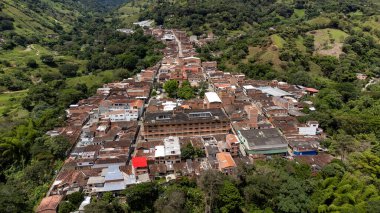 Ebejico, Antioquia, Kolombiya. 25 Mayıs 2025. İnsansız hava aracıyla kasabanın panoramik görüntüsü. 1 Kasım 1830 'da kuruldu.