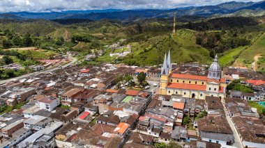 Santo Domingo, Antioquia, Kolombiya. 27 Nisan 2025. Andes 'in orta kesiminde, dağlık bir yerleşim birimidir.