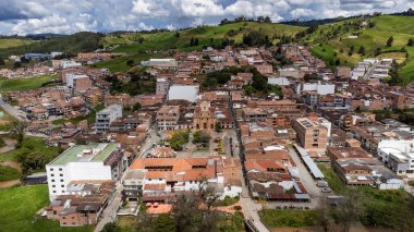 Entrerrios, Antioquia, Kolombiya. 15 Haziran 2025. Bir İHA 'nın hava görüntüsü. Deniz seviyesinden 2,292 metre yükseklikte yer almaktadır..