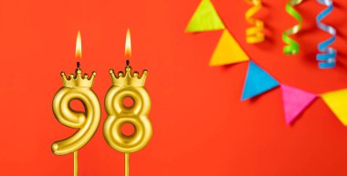 98 numaralı mum - Turuncu arka planda flama ile doğum günü kutlaması