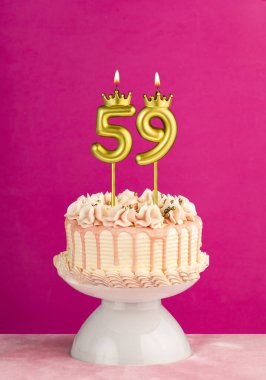 59 numaralı doğum günü mumu - Damlayan kremalı pembe kutlama pastası