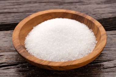 Tahta bir kasede rafine edilmiş beyaz şeker - ince kristaller