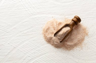 Himalaya pembe ince tuzu kaşıkta saf kristaller halinde tuz..