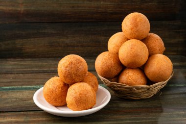 Kolombiya Bunueloları, tipik Kolombiya mutfağında üst üste yığılmış.