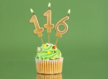Mumlu ve kekli doğum günü kartı. Yeşil arka planda 116 numara.