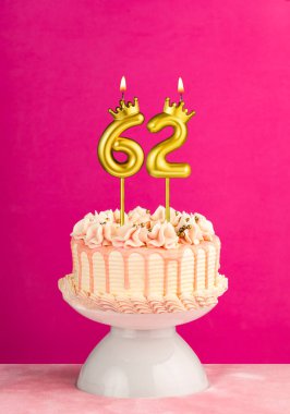 62 numaralı mumlu pembe doğum günü pastası.
