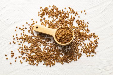 Organik kurutulmuş çemen otu tohumları kaşıkta - Methi Dana