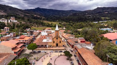 Raquira, Boyaca, Kolombiya. 11 Mayıs 2025. Katolik cemaati kasabanın ana parkında yer alıyor..