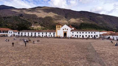 Villa de Leyva, Boyaca - Kolombiya. 11 Mayıs 2025. Katolik cemaati kasabanın ana parkında yer alıyor..