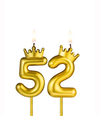 52 numaralı taçla altın mum - beyaz arka plan