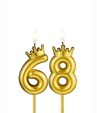 68 numaralı taçla altın mum - beyaz arka plan