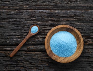Bir kase ve kaşıkta mavi deniz tuzu - Cupric Sülfat