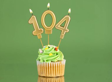 Mumlu ve kekli doğum günü kartı - Yeşil arka planda 104 numara