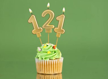 121 numara doğum günü mumu - Yeşil arka planda kek