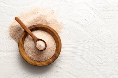 Himalaya tuzu kasede ve kaşıkta - Pembe kristaller