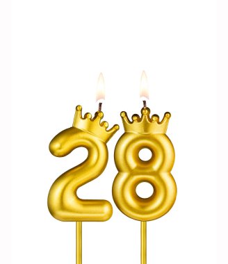 28 numaralı taçla altın mum - beyaz arka plan