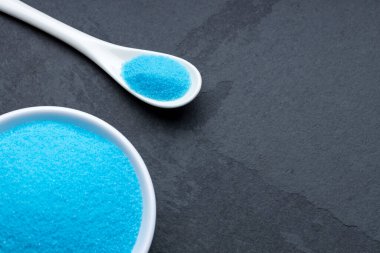 Kaşık ve kasedeki saf mavi tuz, sodyum klorür.