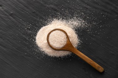 Kaşık içinde pembe Himalaya tuzu - ince kristaller serpiştirilmiş.