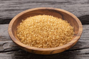Saccharum officinarum - Tahta bir kasede organik kahverengi şeker