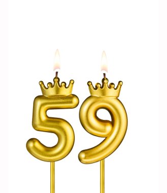 Beyaz arkaplanda 59 numaralı doğum günü mumu