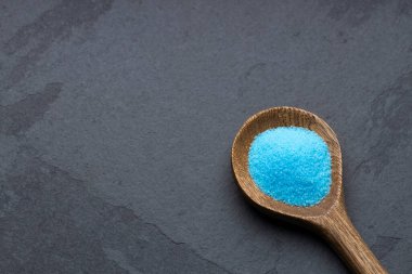 Kaşık içindeki parlak mavi bakır sülfat - Mavi deniz tuzu