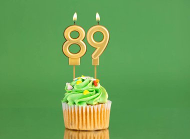 89 numaralı doğum günü mumu - Yeşil arka planda kek
