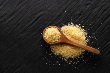 Tahta kaşıkta gevrek sarı panko ekmek kırıntıları.