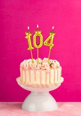104 numaralı mumlu pembe doğum günü pastası.