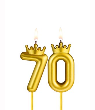 70 numaralı taçla altın mum - beyaz arka plan