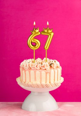 67 numaralı doğum günü mumu - Damlayan kremalı pembe kutlama pastası