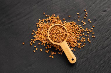 Methi Dana - Tahta kaşıkta kurutulmuş organik çemen otu tohumu