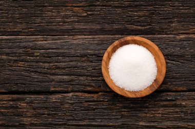 Saccharum officinarum kasesinde rafine edilmiş beyaz şeker taneleri.