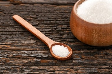 Kase ve kaşıkta rafine edilmiş beyaz şeker taneleri Saccharum officinarum