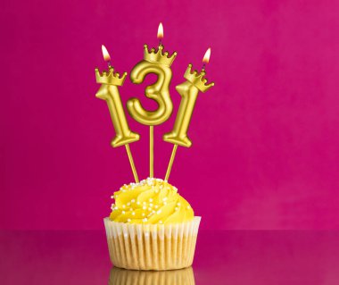 131 numaralı mumlu sarı doğum günü pastası - Pembe arka planda doğum günü kartı