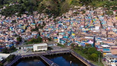 Medellin, Antioquia, Kolombiya. 15 Temmuz 2025. UVA de la Armonia Üniversitesi Manrique Mahallesi 'nde bulunmaktadır..