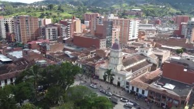 Caldas, Antioquia, Kolombiya. 12 Temmuz 2025. Katolik kilisesi kasabanın ana parkında yer alıyor.