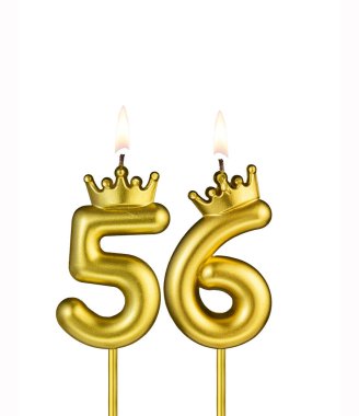 56 numaralı taçla altın mum - beyaz arka plan
