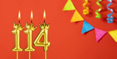 114 numaralı mum - Turuncu arka planda flama ile doğum günü kutlaması